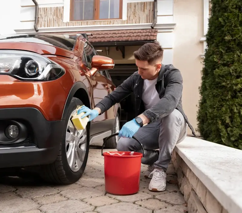 Lavage auto à domicile Milhaud : professionnel intervenant sur un véhicule